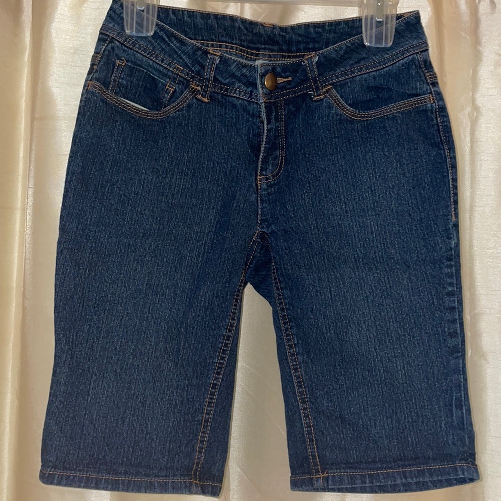 Knee-length jean shorts in almost perfect/new condition!!